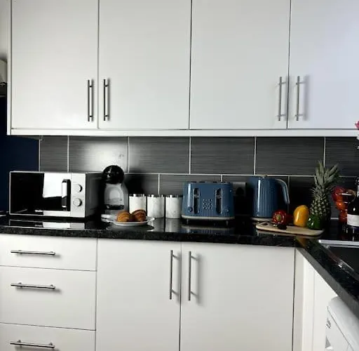 Modern 5-Bed Home Near Leeds City Centre