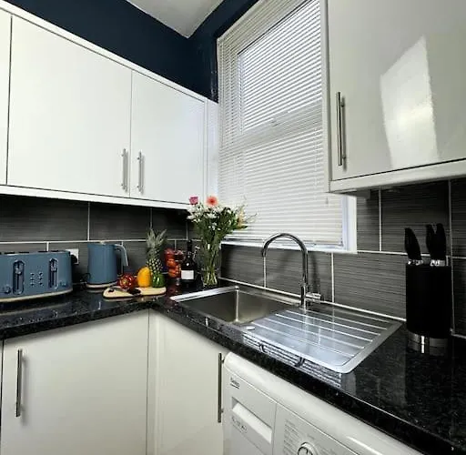 Modern 5-Bed Home Near Leeds City Centre