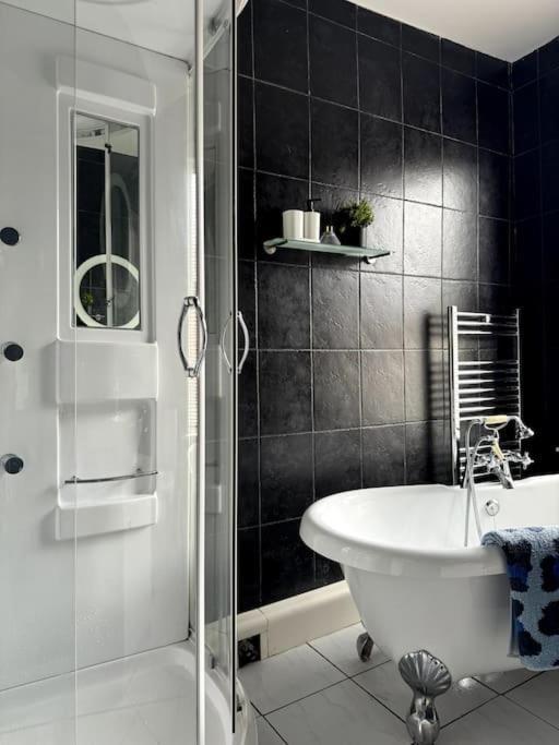 Modern 5-bed Near Leeds Centre *